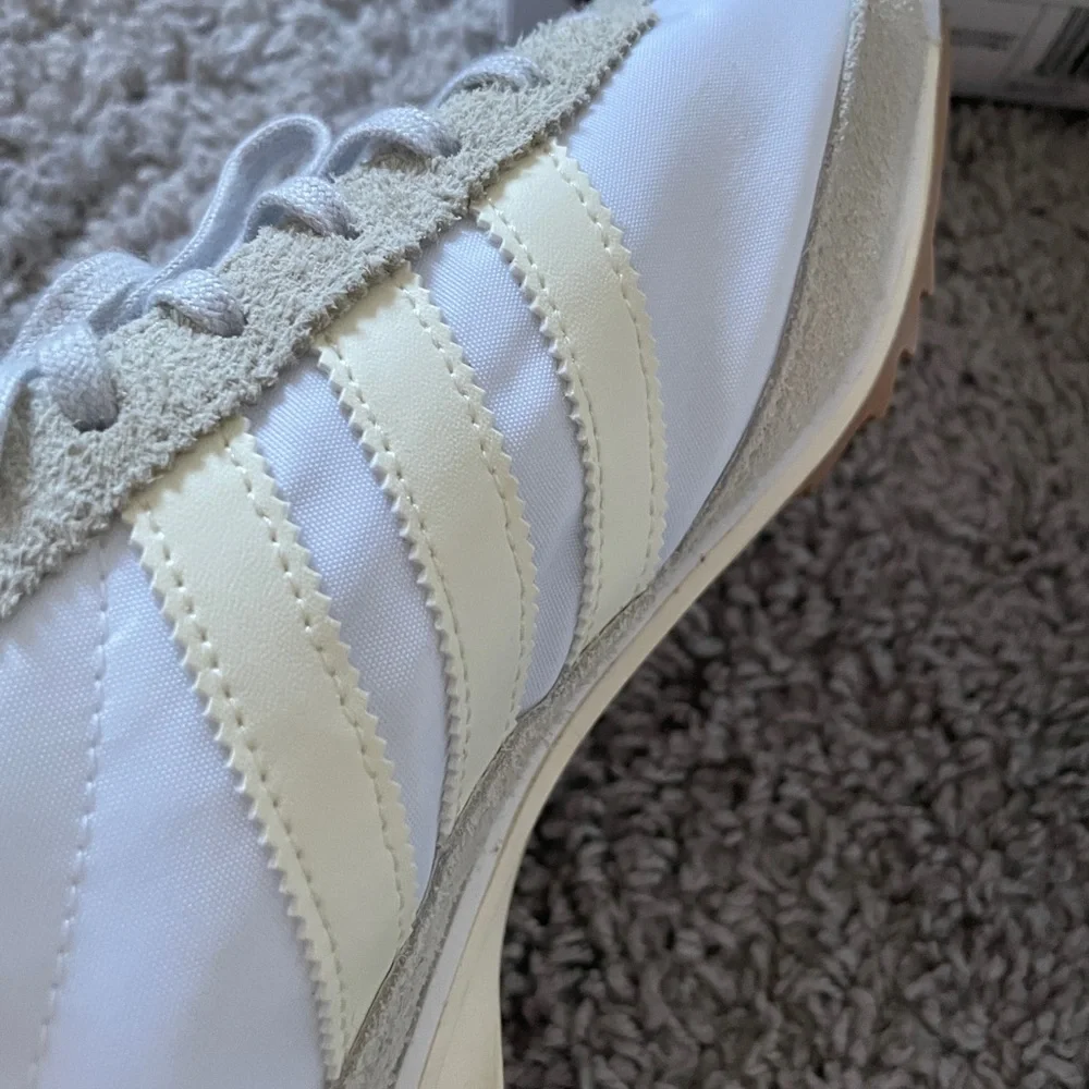 NEW Authentic Adidas Women’s Athletic Shoes Size 9 - Picture 4 of 16